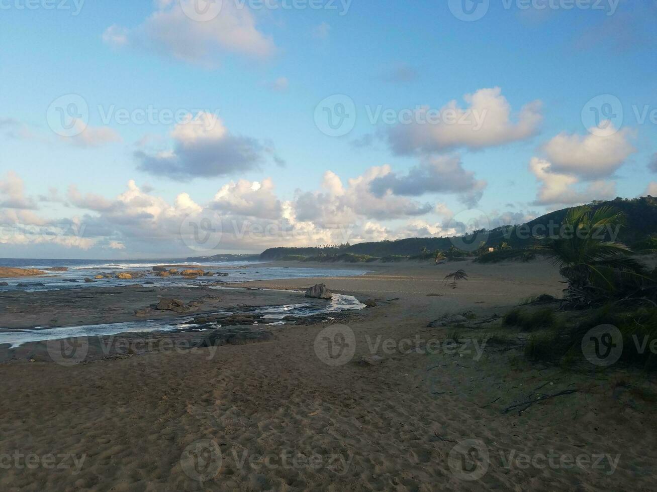 oceaanwater en golven met zand op het strand in isabela, puerto rico foto