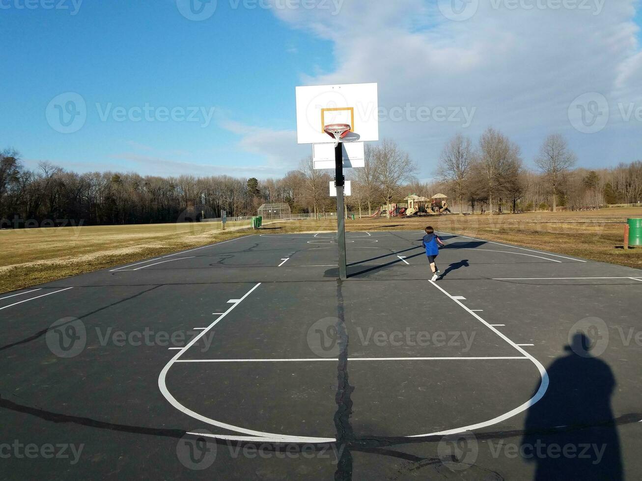 vader en zoon schaduwen op basketbalveld foto