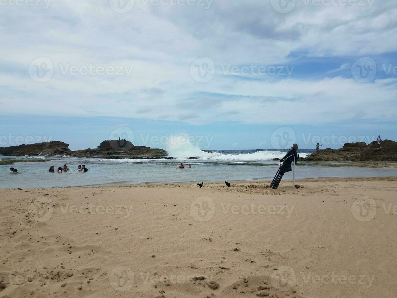 strand met zand in isabela puerto rico met mensen in water foto