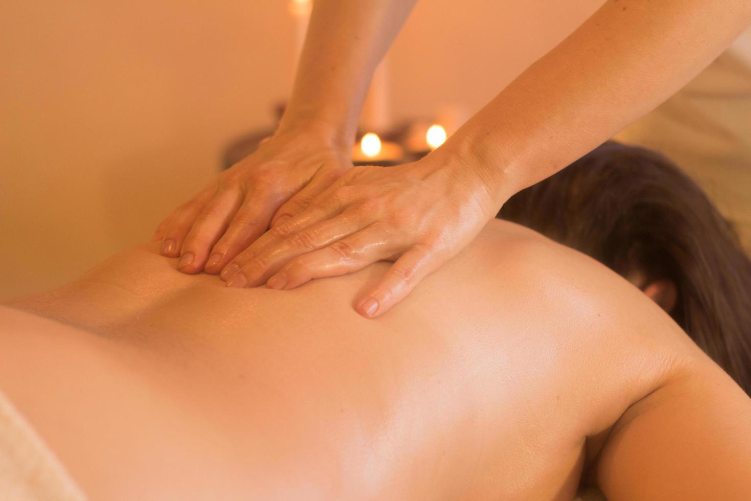 close-up van het massageproces. vrouw handen doen massage in de spa. foto