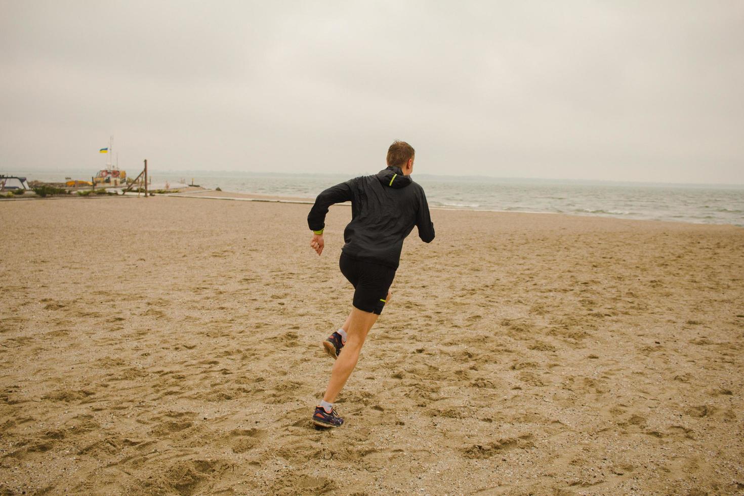 runner training in zonnige dag, zee achtergrond foto