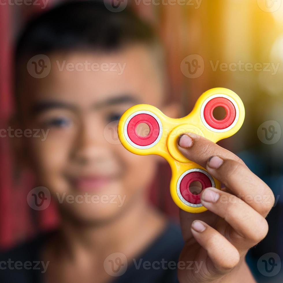 hand spinner geel gezicht in de buurt van onscherpte. foto