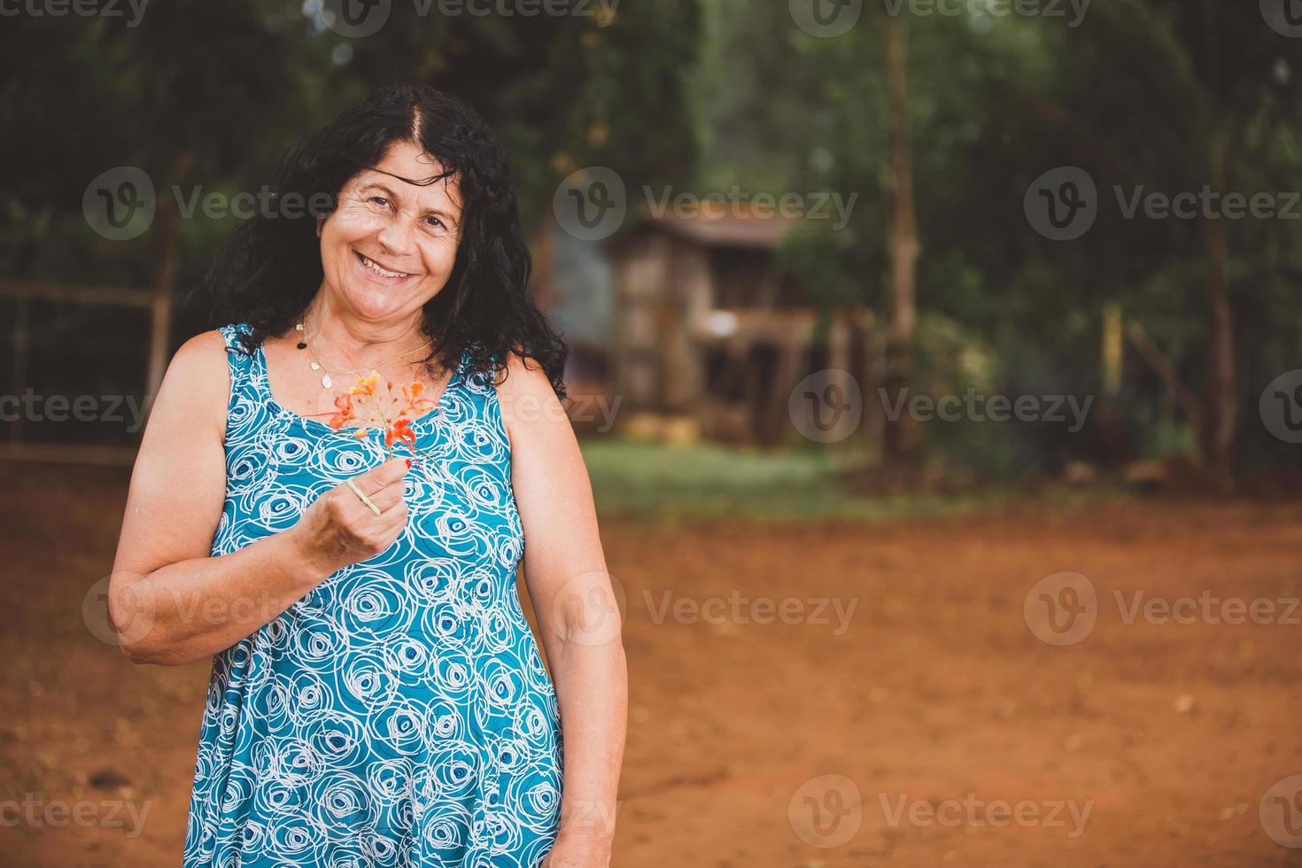 portret van lachende mooie middelbare leeftijd. volwassen. oudere boerin. vrouw op boerderij in zomerdag. activiteit tuinieren. Braziliaanse vrouw. foto