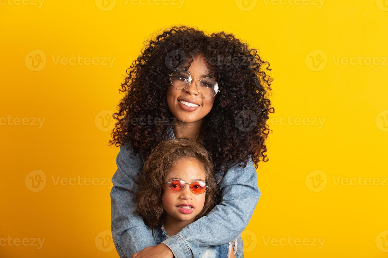 afro moeder en dochter met hun bril. moederdag concept foto