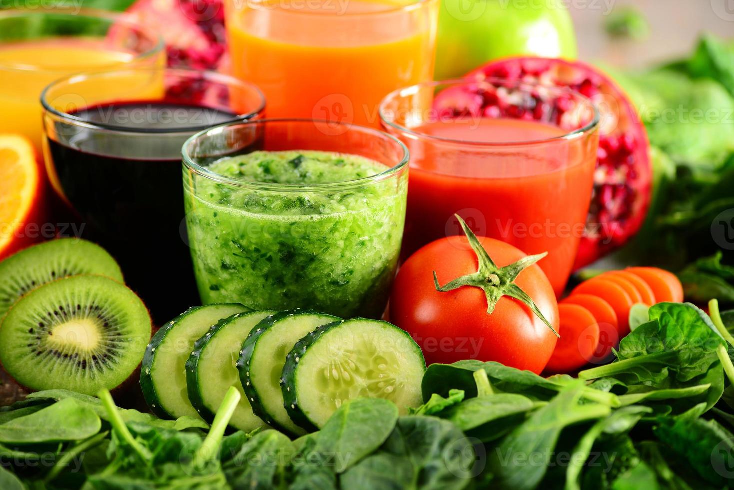 glazen met verse biologische groente- en vruchtensappen foto
