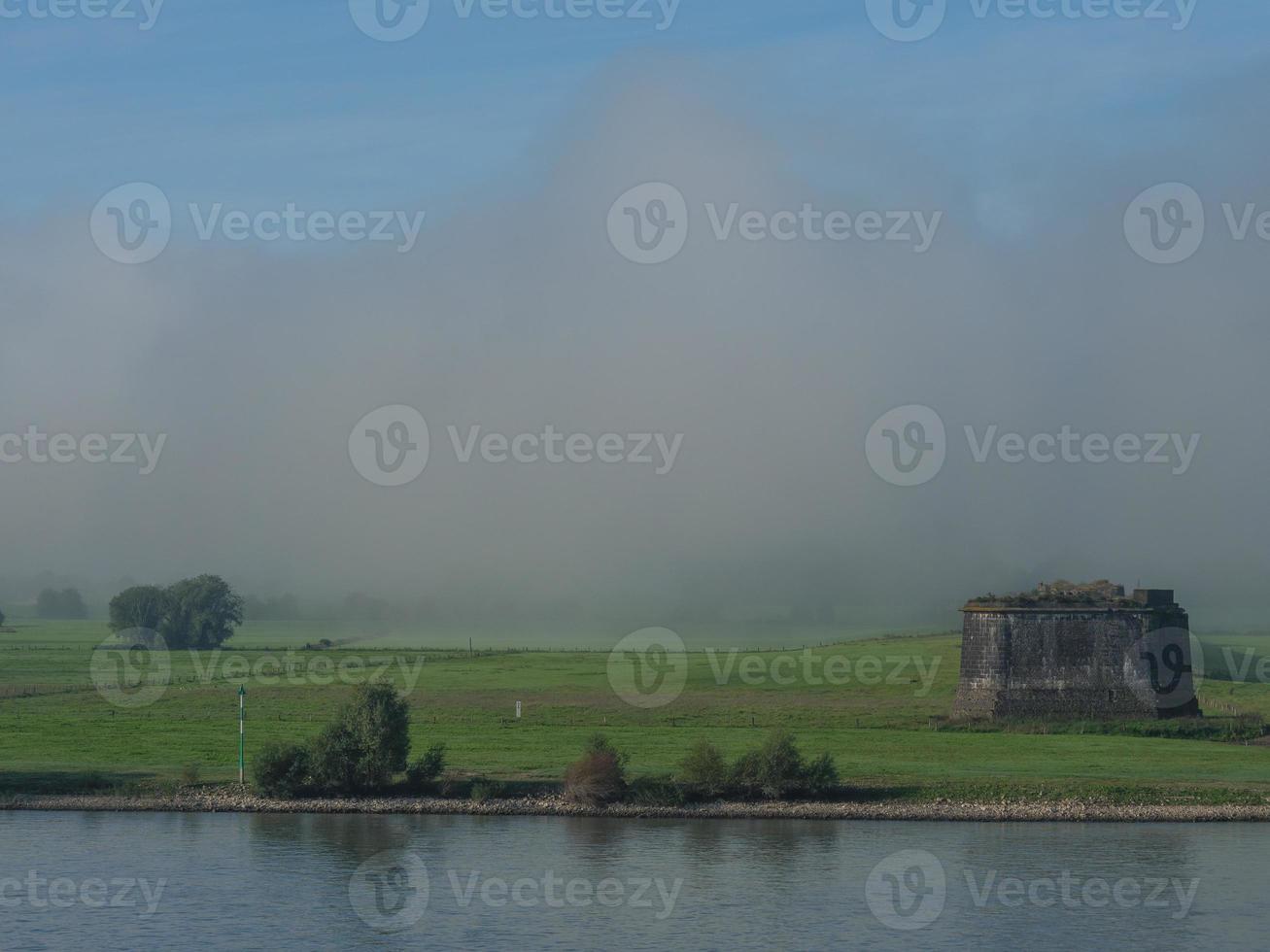 de Rijn bij wesel in de ochtend foto