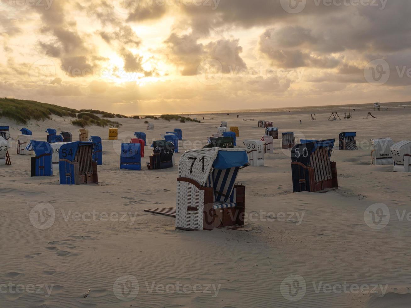 zonsondergang op het strand van juist foto