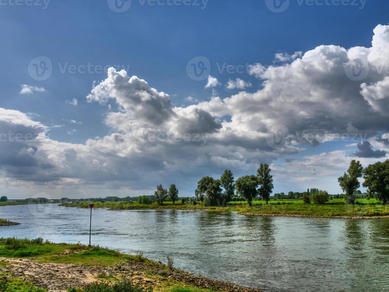 zutphen aan de rivier de ijssel in nederland foto