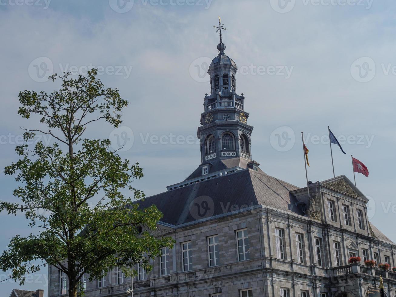 de stad maastricht aan de maas in nederland foto