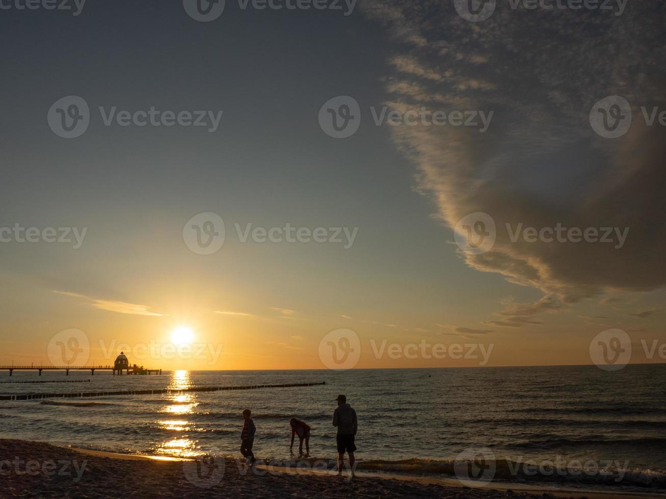 zonsondergang op het strand vanzingst foto