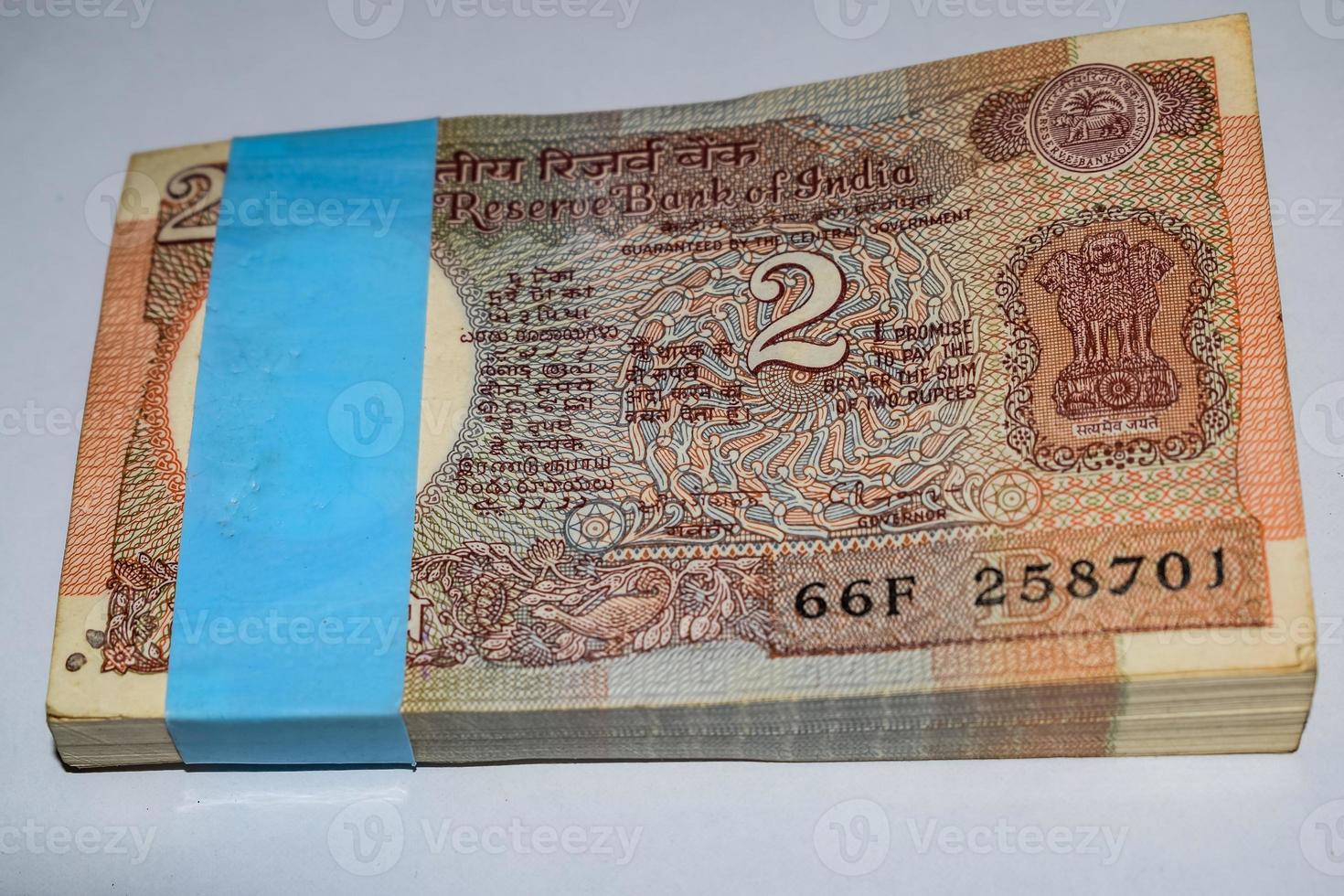 oude twee roepie-biljetten gecombineerd op tafel, India-geld op de draaiende tafel. oude Indiase bankbiljetten op een roterende tafel, Indiase valuta op tafel foto