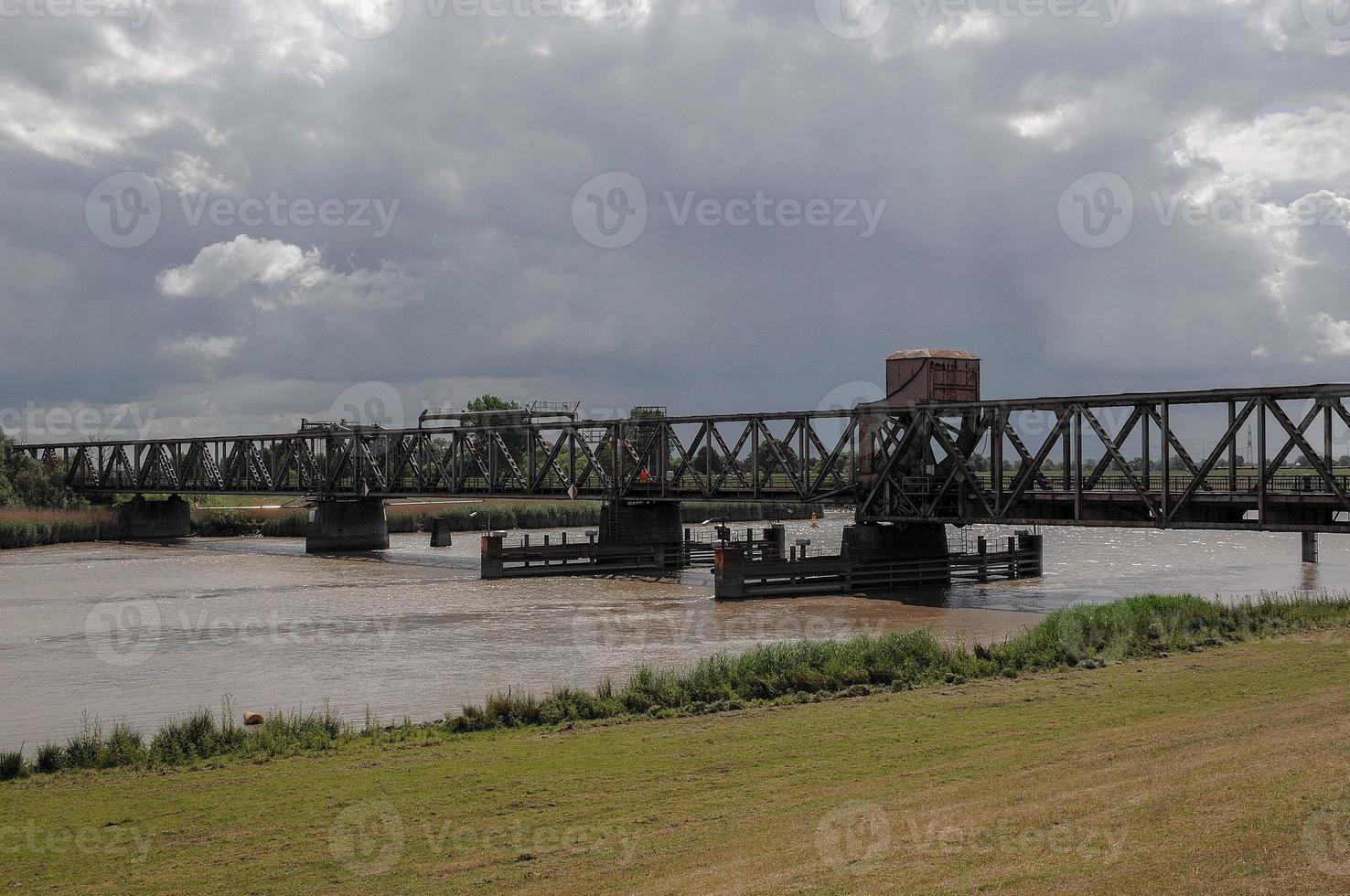 de rivier de ems bij weener in duitsland foto