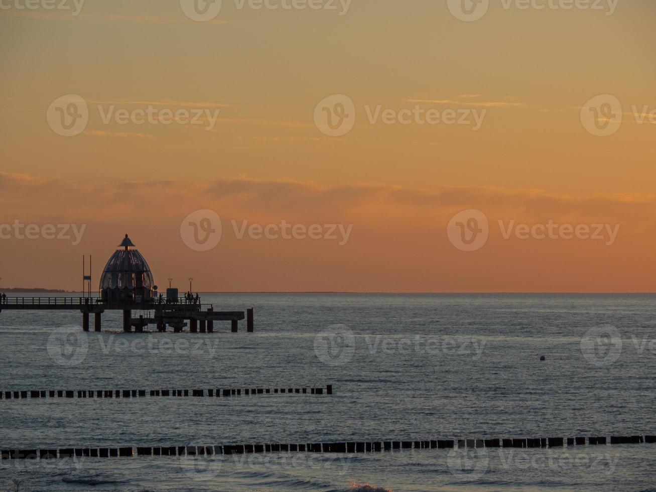 zonsondergang op het strand vanzingst foto