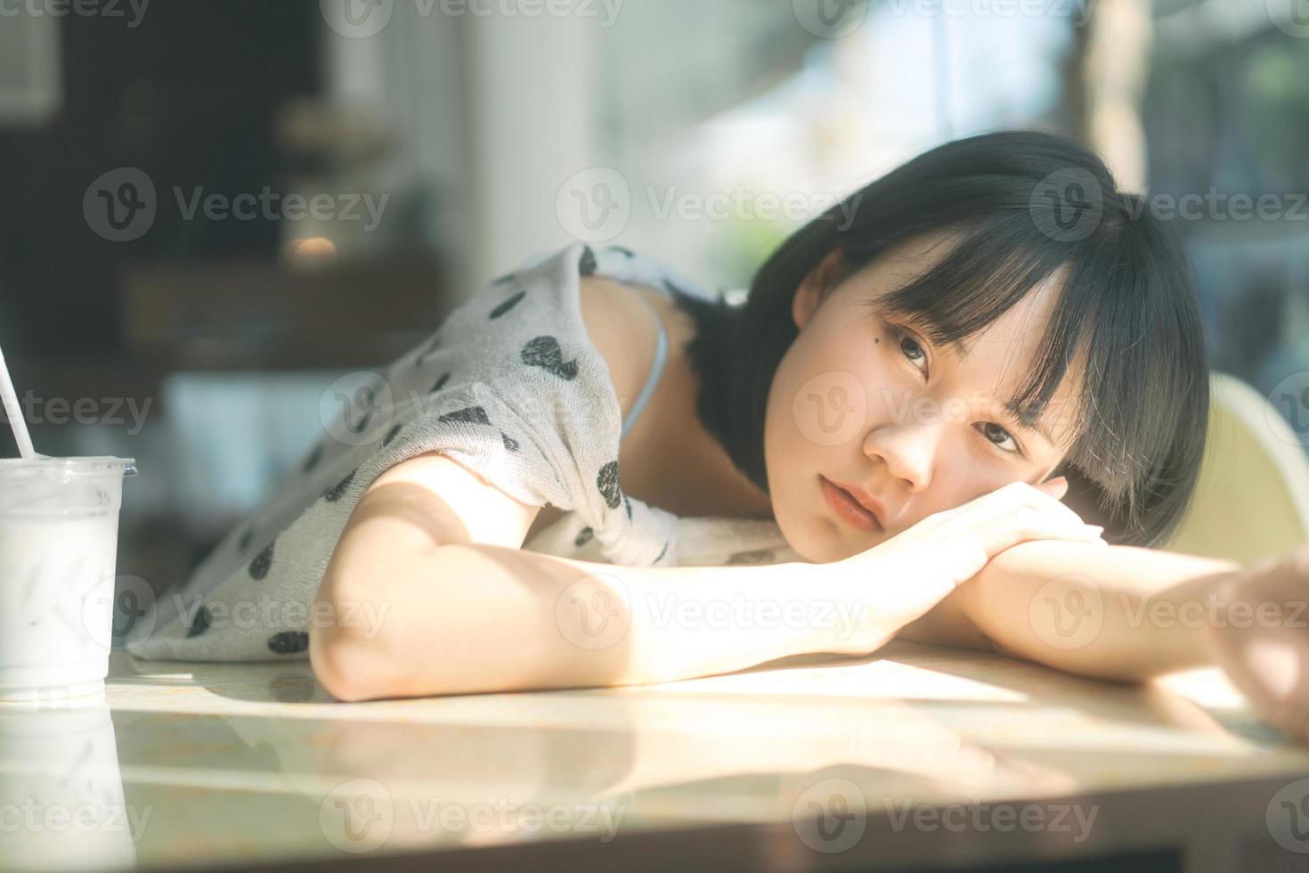 portret van jonge volwassen Aziatische vrouw op zoek naar camera. foto