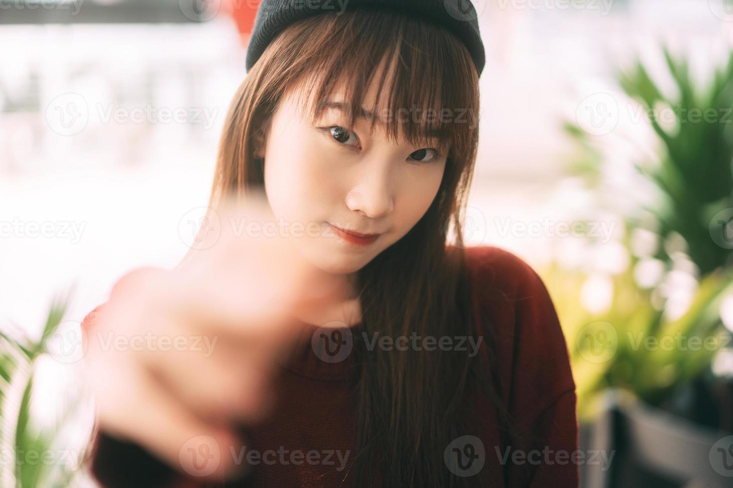 portret van jonge schattige Aziatische tiener student vrouw draagt rode trui foto