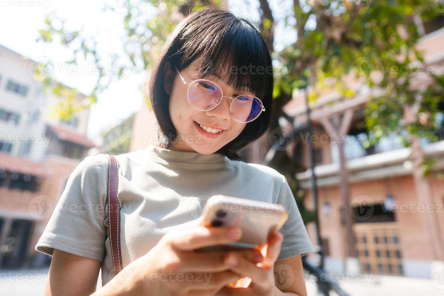 jonge volwassen zakelijke Aziatische vrouw consument met behulp van creadit card en smartphone om online te winkelen. foto