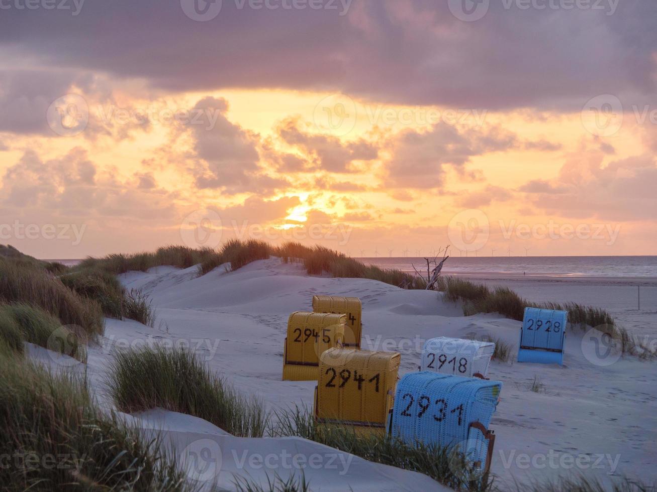 zomeravond op het strand van juist foto