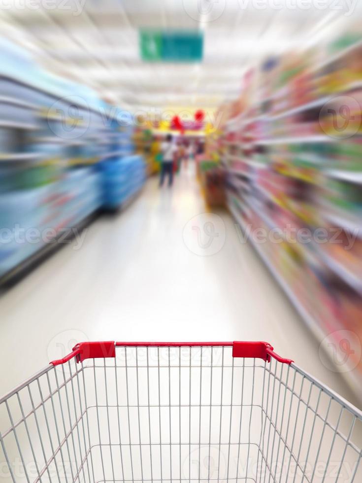 winkelen in supermarkt door supermarkt winkelwagentje foto