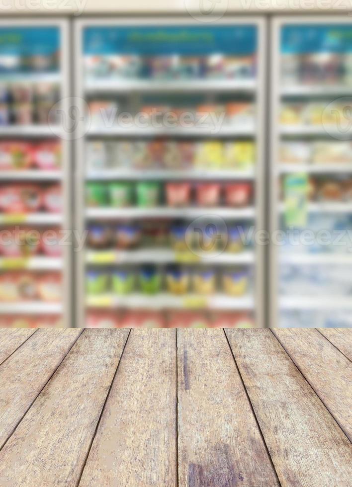 commerciële koelkasten in een grote supermarkt foto