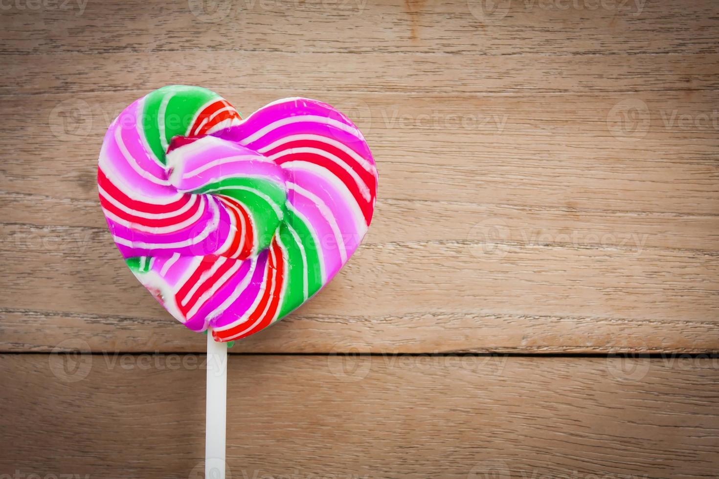 kleurrijke hartlolly op houten achtergrond foto