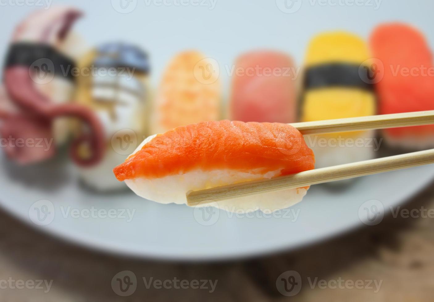 sushi met stokjes foto