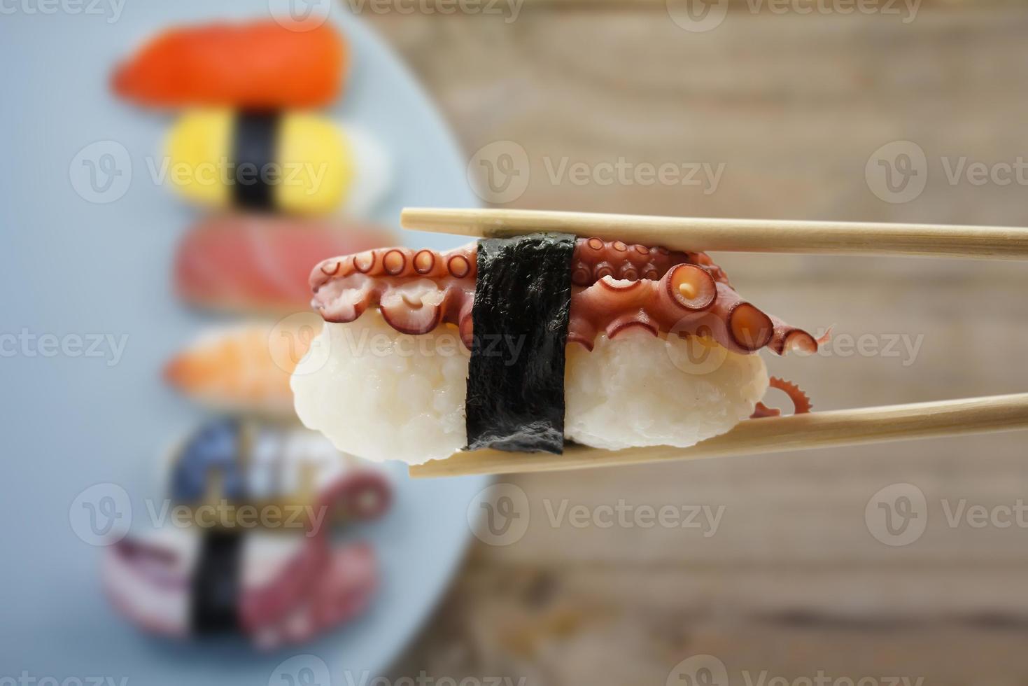 sushi met stokjes foto