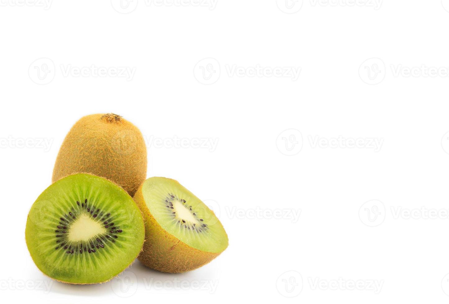 kiwi's geïsoleerd op een witte achtergrond foto