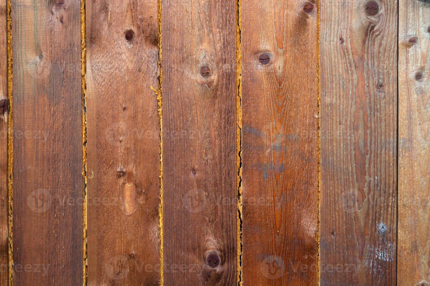 achtergrond van bruine oude planken met montageschuim. foto