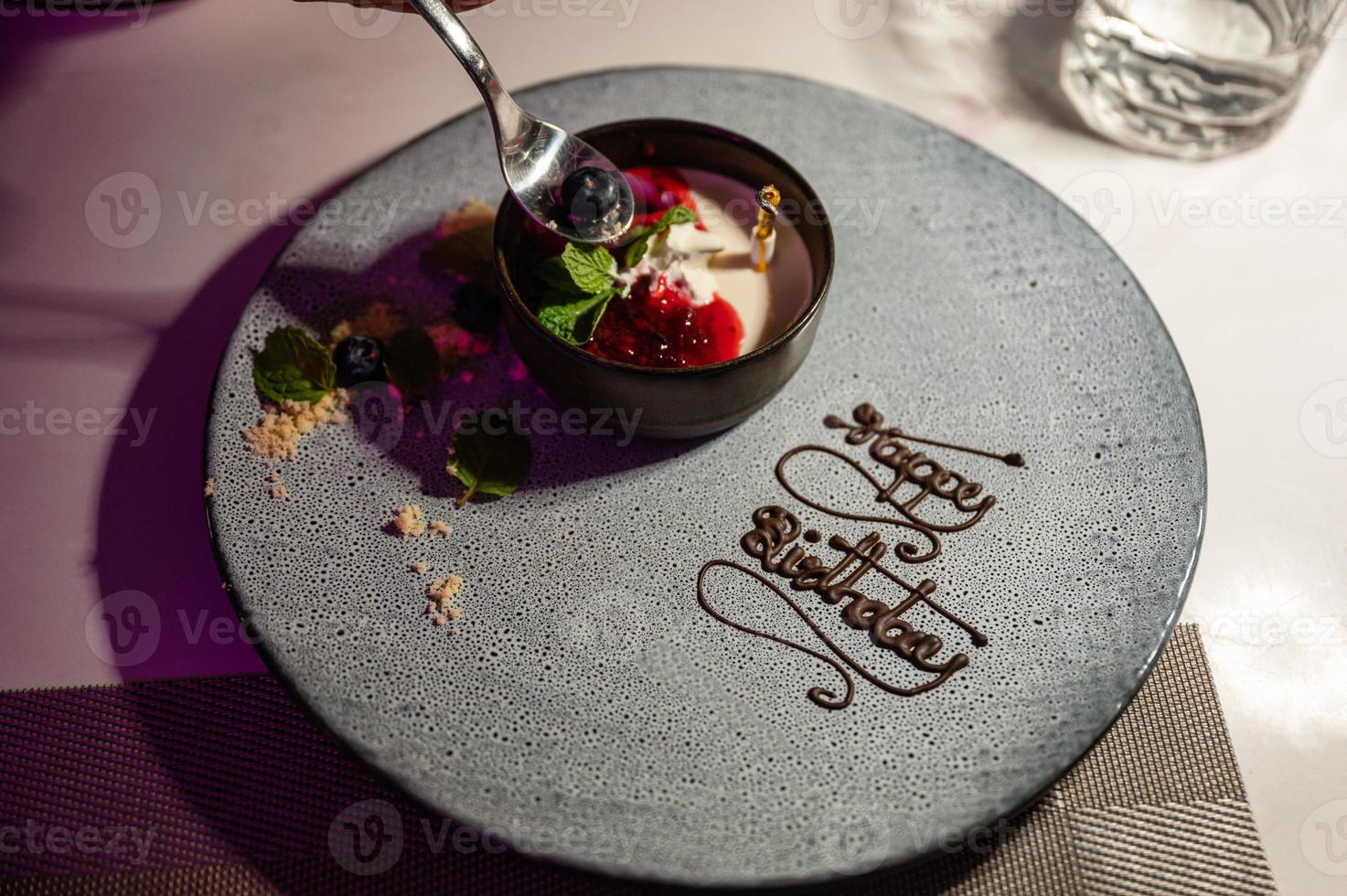 vanillevla met bessencake op keramische plaat met gelukkige verjaardag foto