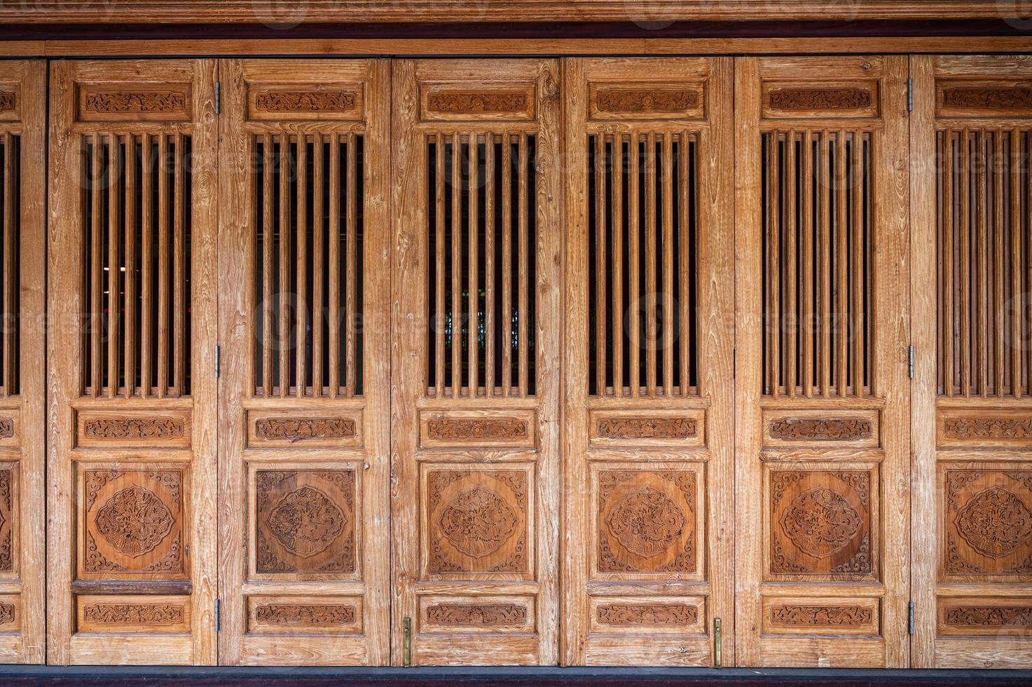 oude houten deur met gebeeldhouwde draak in chinese tempel foto