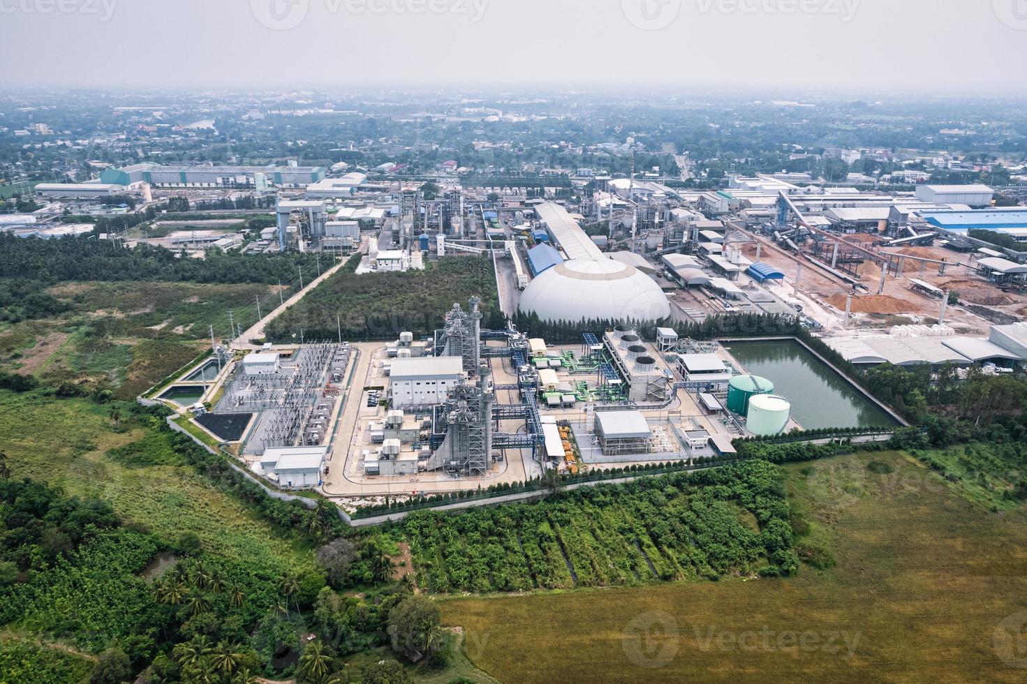 luchtfoto van het bouwen van infrastructuur van industriële elektriciteitscentrale, slim chamical, gas- en olieraffinaderij-pijpleidingmagazijn foto