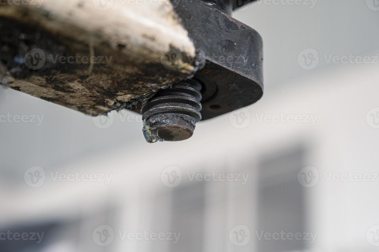 vuile draad van de autoliftmachine met vet in werkplaats foto