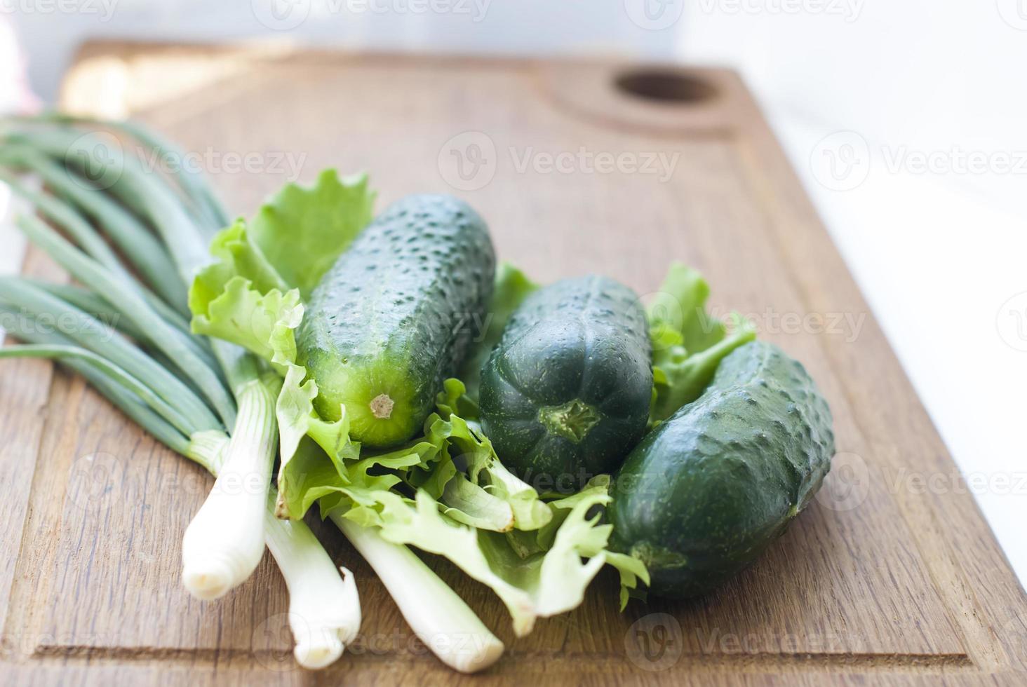 komkommers en groene uien voor salade foto