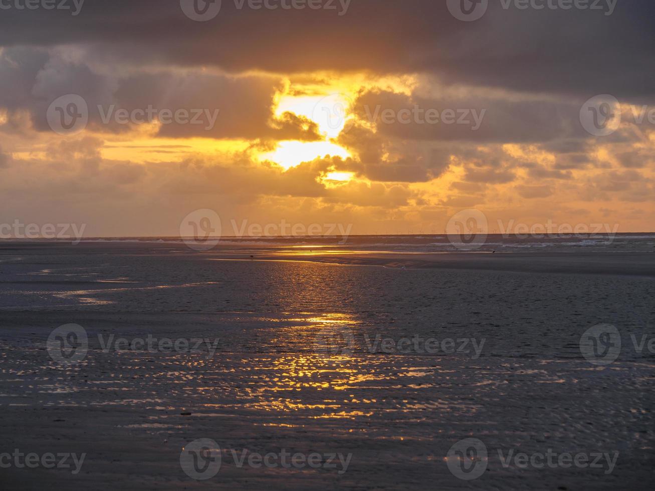 zonsondergang op het strand van juist foto