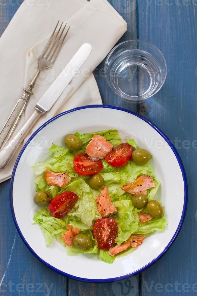 salade met vis op witte plaat foto