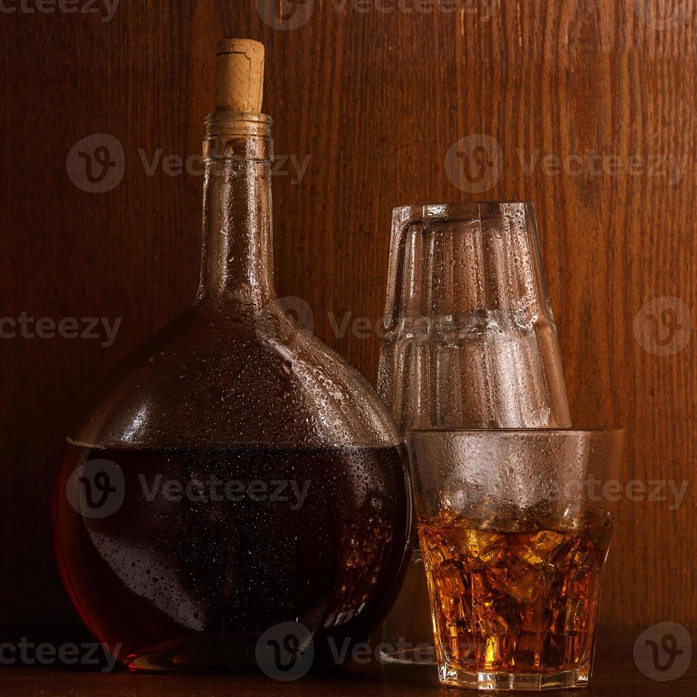 fles en glas met whisky foto