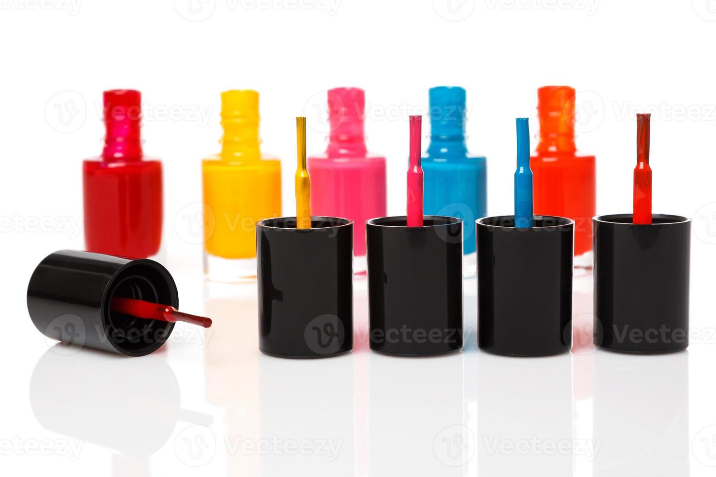 flesjes met een kleurrijke nagellak foto