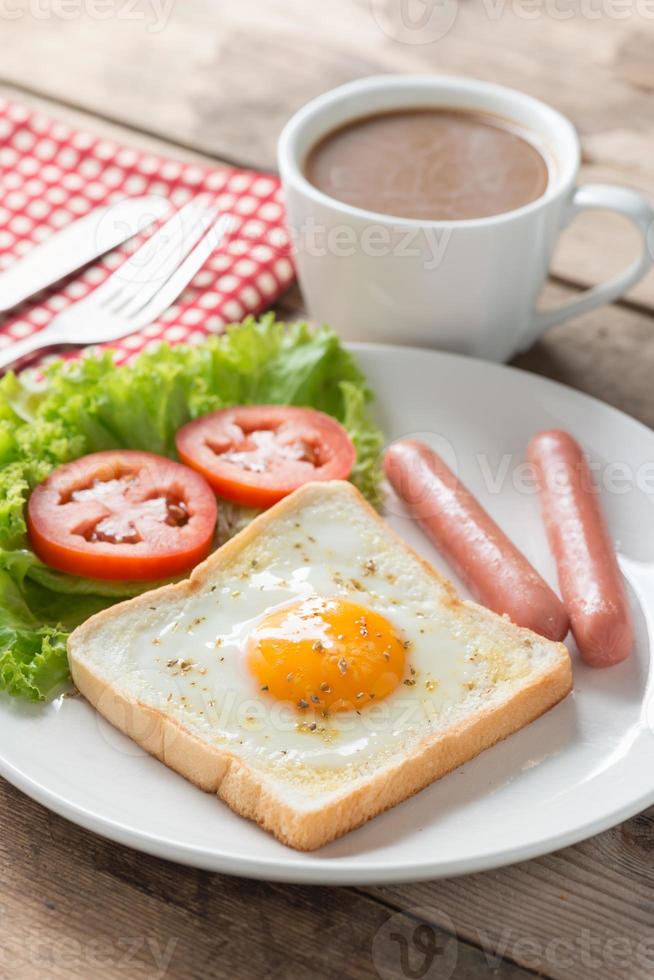 ontbijt, ei in een gat met worst en koffie. foto