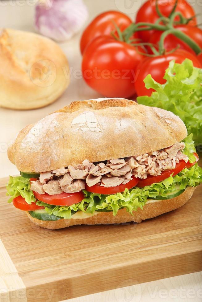sandwich met tonijn op houten achtergrond foto