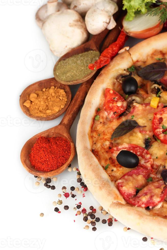 heerlijke pizza, groenten en kruiden op wit wordt geïsoleerd foto