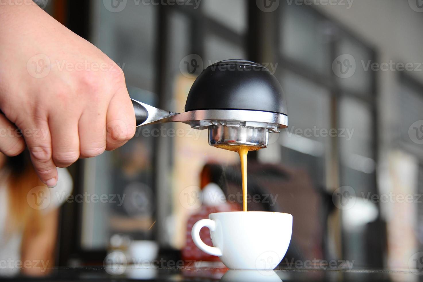 mobiele espressomachine in de hand barista. foto