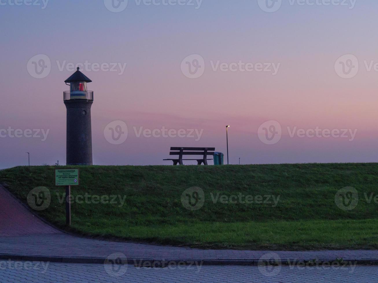 zonsondergang op het eiland juist foto