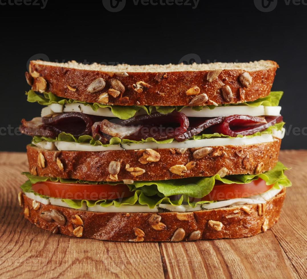 sandwich op houten achtergrond foto