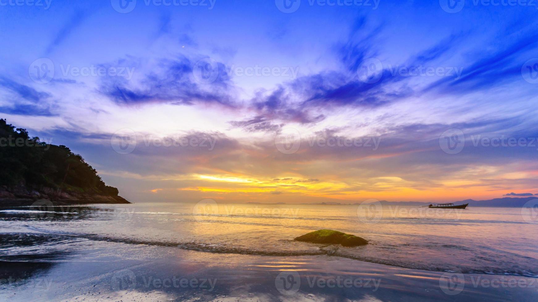 landschap van prachtig zeegezicht. zee en wolken in de lucht bij de zonsondergang. foto