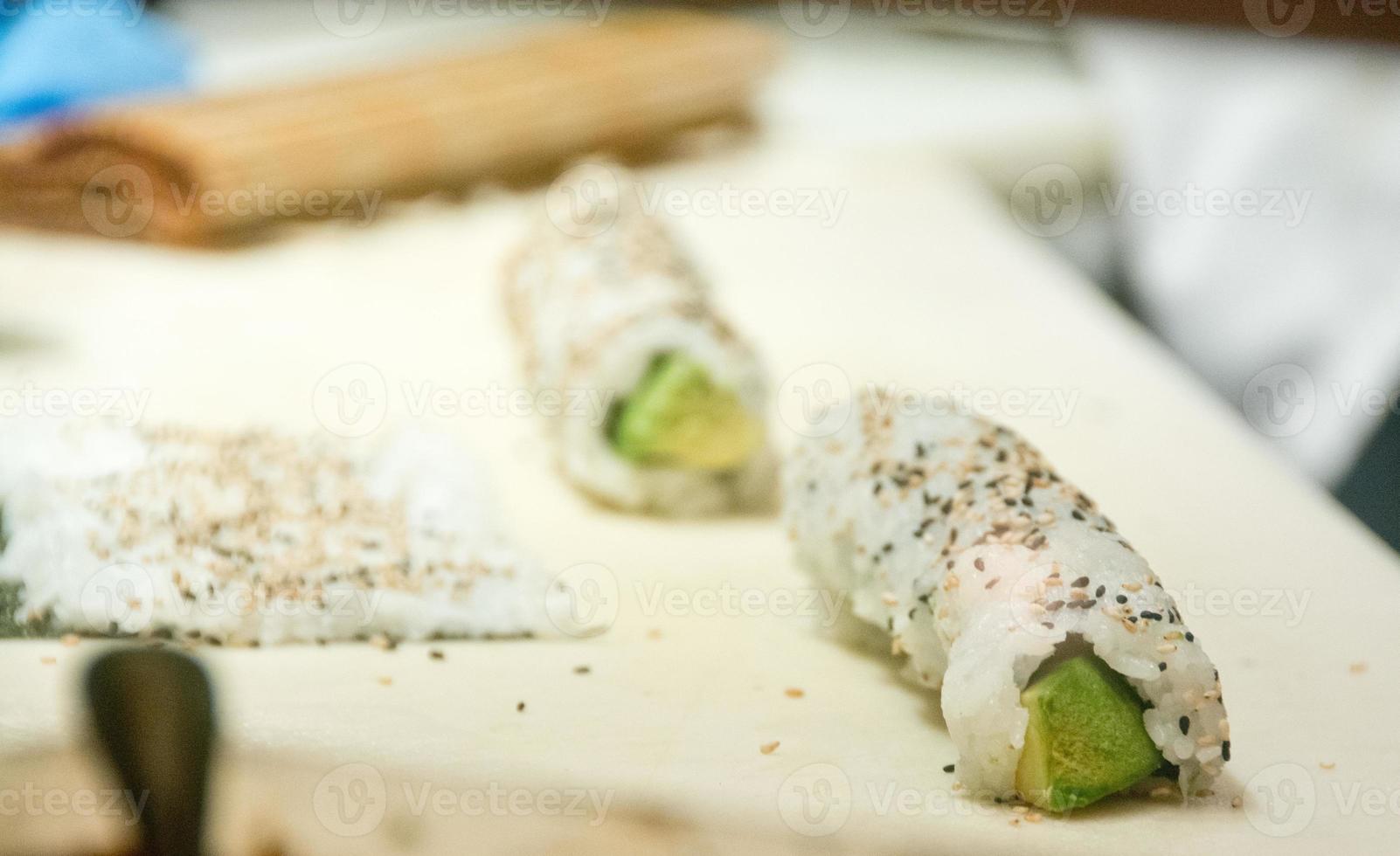 sushi rolt met avocado en sesamzaadjes foto