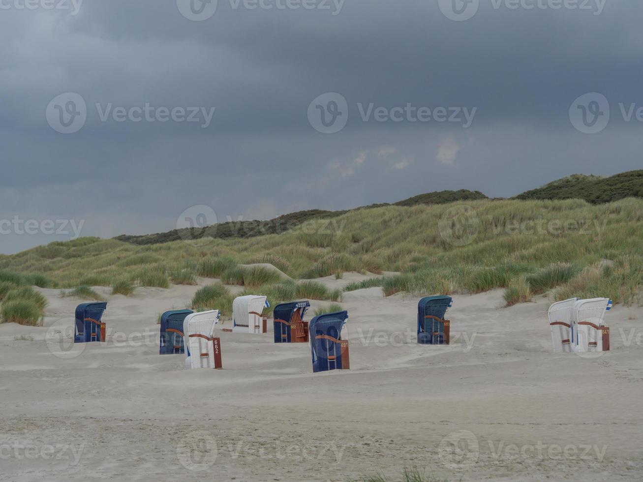 zomeravond op het strand van juist foto