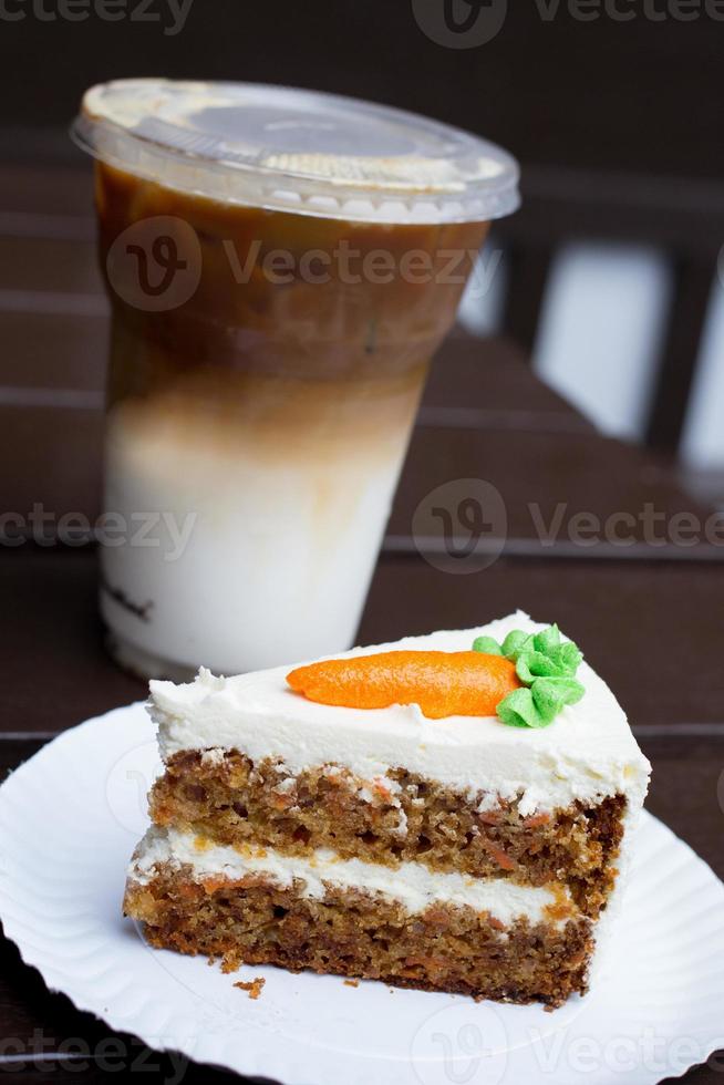 carrot cake en ijskoffie foto