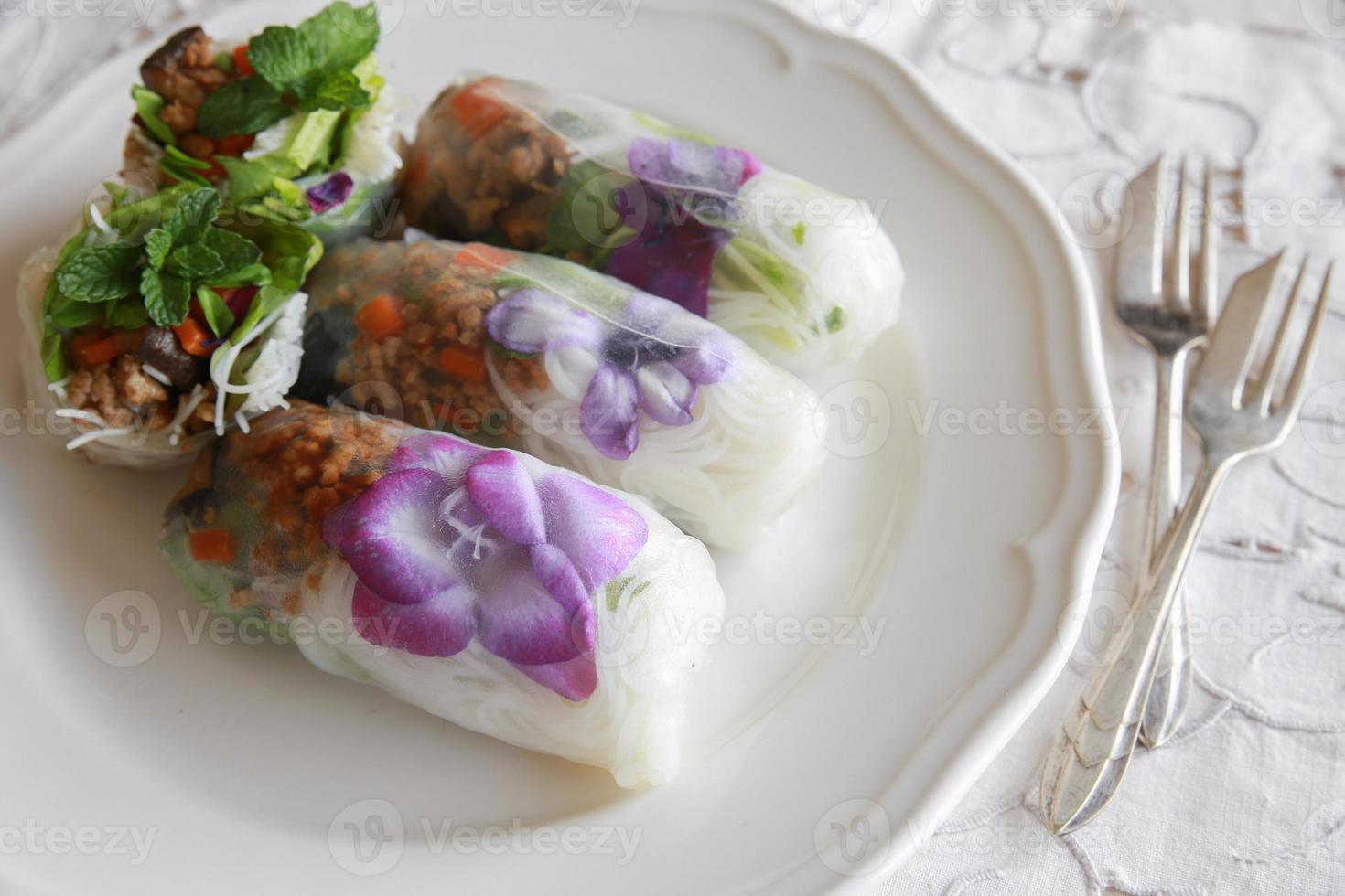 huisgemaakte rijstpapierrollen met eetbare bloemen foto