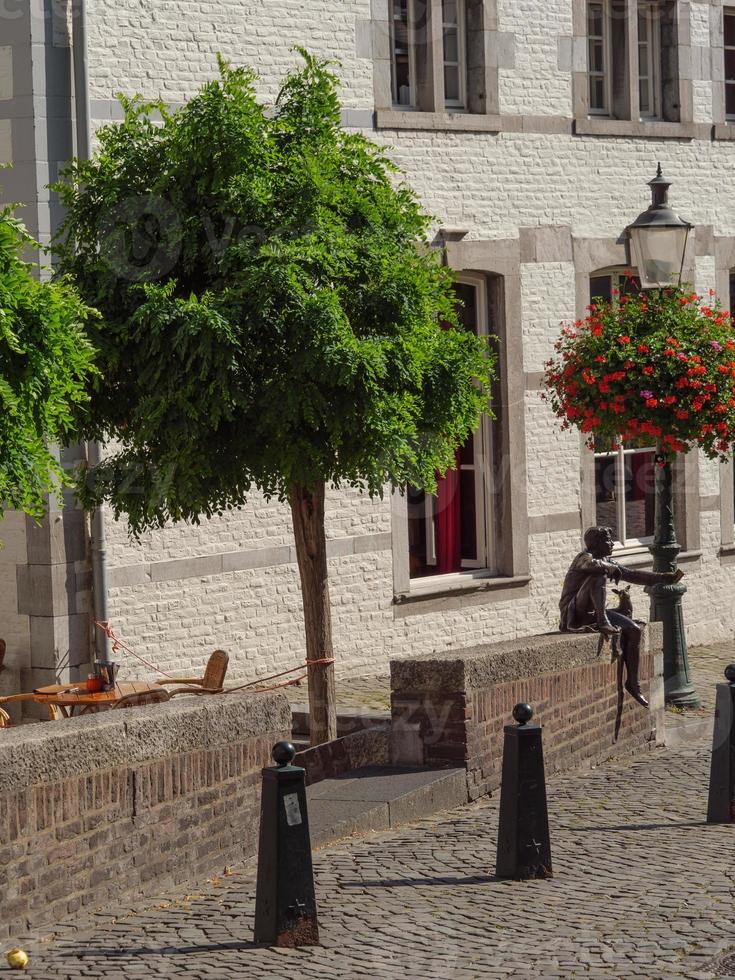 de stad maastricht aan de maas in nederland foto