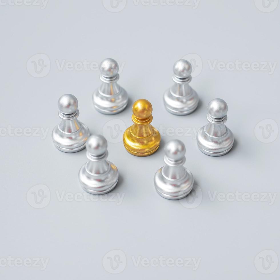 gouden schaakpion stukken of leider leider zakenman met cirkel van zilveren mannen. leiderschap, business, team en teamwork concept foto
